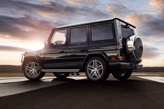 Mercedes-Benz G63 AMG 2014 giá bán 135.150 USD. Cũng thuộc dòng G-Class, G63 AMG được trang bị động cơ V8 dung tích 5,5 lít cùng nhiều phụ kiện của hãng độ AMG.
