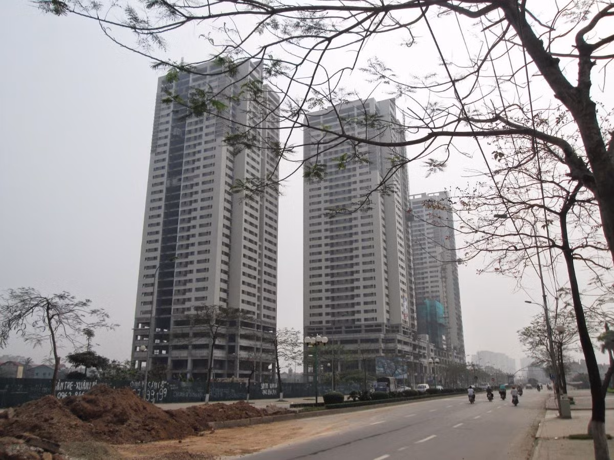 Hiện tòa nhà đang xây thô đến tầng 12. Khách hàng sẽ được hỗ trợ tối đa 80% giá trị hợp đồng từ ngân hàng MB, với lãi suất năm đầu tiên là 6%.