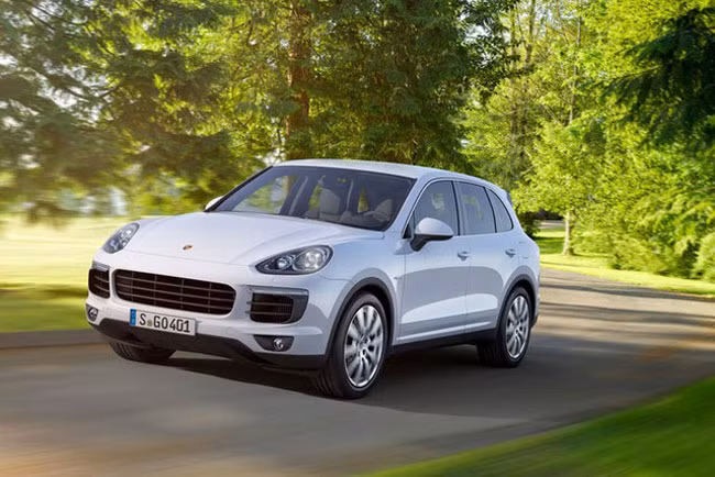 Được ưa chuộng không kém là Porsche Cayenne với 16 cầu thủ từng mua.
