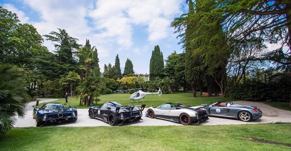 3 siêu xe Pagani Zonda và Porsche Carrera GT tại một khu biệt thự ở Ý.