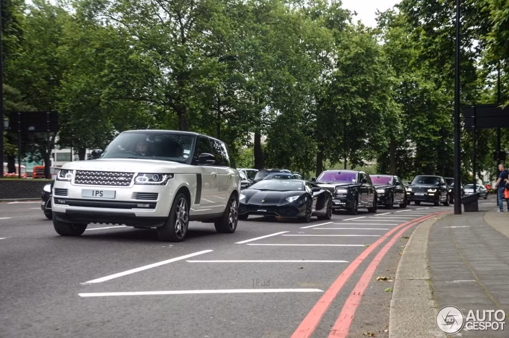 Dàn xe sang gồm Rolls-Royce, Lamborghini, Land Rover nối đuôi nhau trên đường phố London.