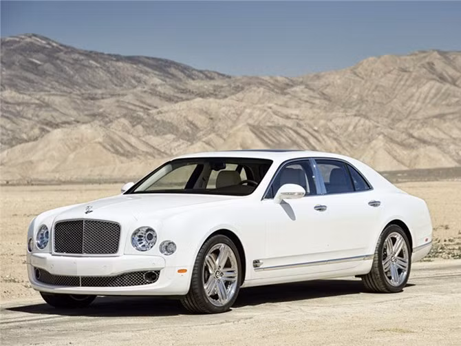 Bentley Mulsanne 2015 có giá 303.700 USD: Chiếc xe dùng động cơ 6,75L V8 tăng áp turbo đôi, sản sinh công suất 505 mã lực; truyền động tự động ZF 8 cấp. Với những người ngồi hàng ghế sau, Bentley Mulsanne 2015 mang đến rất nhiều tùy chọn giải trí đáp ứng mọi nhu cầu của khách, gồm 2 màn hình LCD 8 inch, DVD Player, wifi, hệ thống loa sang trọng, iPad tích hợp sẵn vào bàn picnic.