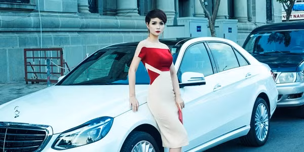 Theo những thông tin được tiết lộ, "xế yêu" vừa tậu của nữ diễn viên, đạo diễn đa tài này thuộc dòng E-Class mới có giá dao động từ 1,9-2,7 tỷ đồng ở Việt Nam.