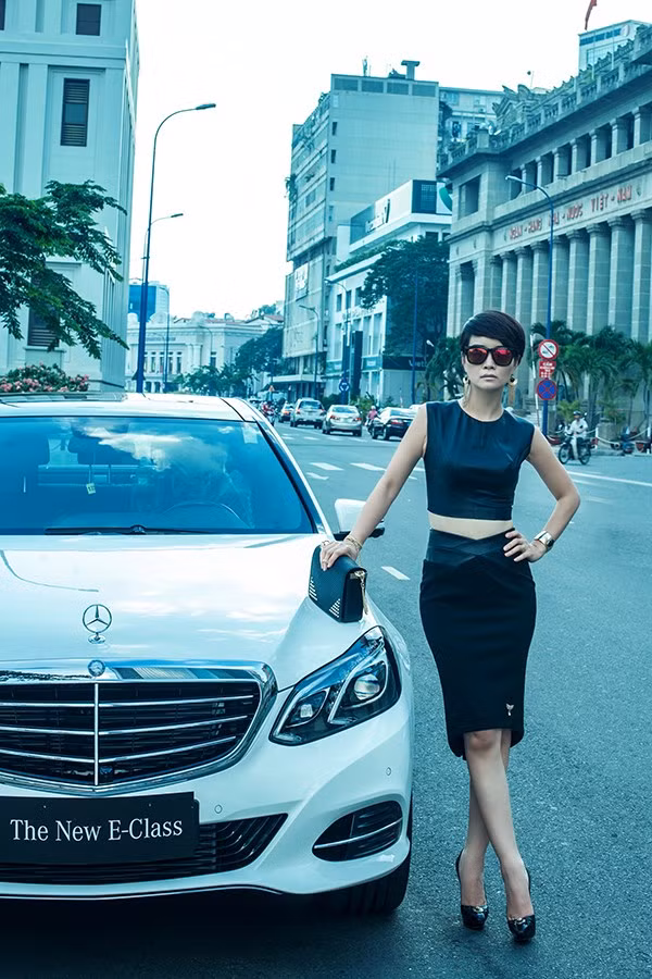 Sau chiếc xế khủng 2 cửa, mới đây ngôi sao "Những ngọn nến trong đêm" Mai Thu Huyền không tiếc tiền mua chiếc xế hộp mới cáu cạnh của hãng Mercedes.