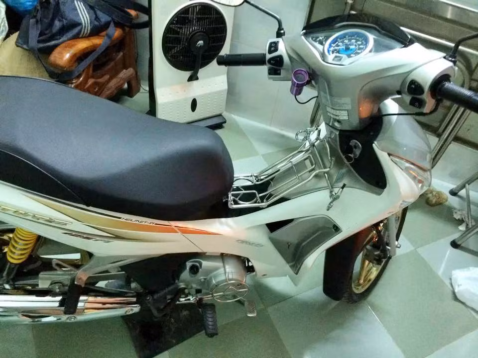Xe gắn thêm bao tay Rizoma Lux và gù trung, vỏ Michelin cùng đồng hồ tua màu tím xinh xinh.