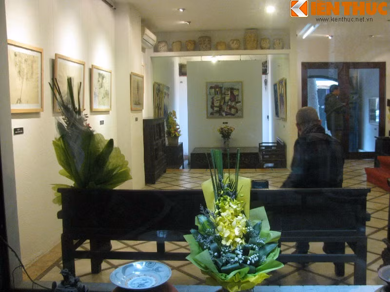 Được biết đến là một người "chảnh" tính, có đôi chút kiêu ngạo và lạnh lùng, đôi lúc chẳng giống ai, những gì họa sĩ Lê Thiết Cương mang đến cho ngôi nhà cũng tương tự như vậy. Ngôi nhà được xây từ năm 1998 và hoàn thiện một năm sau đó với diện tích sàn hơn trăm m2. Toàn bộ tầng 1 được sử dụng làm nơi triển lãm tranh và tiếp khách.