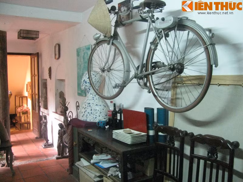 Hành lang ngôi nhà cũng là một không gian đầy nghệ thuật, như một bức tranh nền nã với nhiều cổ vật.
