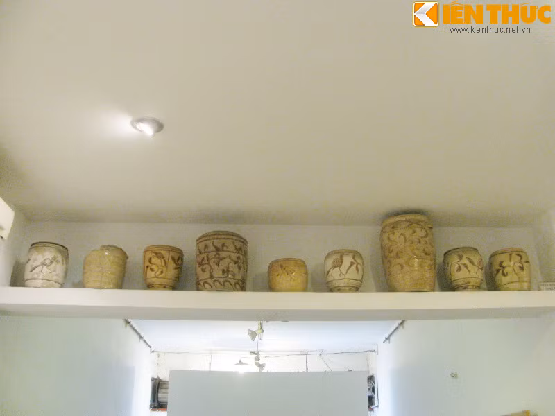Những chiếc bình gốm hoa nâu đời Trần được xếp ngay ngắn trên kệ tường với tấm biển "Not for Sale" (không bán).
