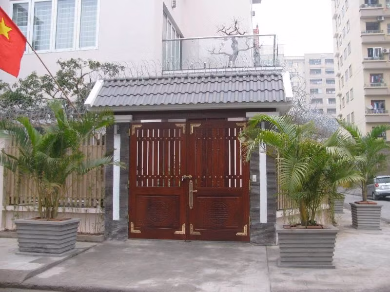 Điểm đặc biệt là hàng rào thép gai uốn lượn chạy dọc cổng và tường rào của biệt thự.