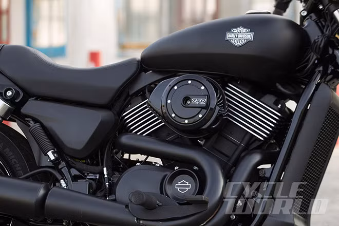 Street 750 sử dụng động cơ V-twin, xi-lanh có góc nghiêng 60o cho công suất 57,6 mã lực tại 8000 vòng/phút, mômen xoắn cực đại 58,6 Nm tại 3800 vòng/phút.