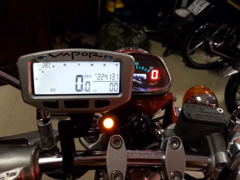 Nhiều đồ chơi được gắn trên dàn đầu như: ghi đông Daytona, cùm tăng Domino, đồng hồ Vapor, đồng hồ zin độ báo số điện tử.