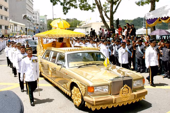 Rolls Royce Silver Spur Limo của đức vua Brunei với trị giá 14 triệu USD. Đức vua Brunei, Hassanal Bolkiah là người sở hữu bộ sưu tập xe lớn nhất thế giới với trị giá khoảng 4 tỷ USD. Ông cũng là chủ của bộ sưu tập xe Roll Royces lớn nhất thế giới. Trong thập niên 90, hoàng gia Brunei đã mua tới hơn nửa số xe Rolls Royces sản xuất trên toàn thế giới. Chiếc limousine dát vàng này được chế tạo để phục vụ đám cưới của nhà vua.