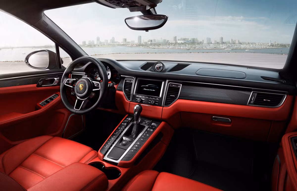 Động cơ sẽ là loại 3.0 lít V6 có công suất từ 255 đến 394 mã lực. Ngoài ra, Porsche Macan còn có các trang bị tiêu chuẩn khác như: nút bấm chế độ thể thao nằm bên trái cần số trên bảng điều khiển trung tâm, hộp số tự động 7 cấp ly hợp kép... Tại Việt Nam, Macan S sẽ có giá từ 3.390.200.000 đồng (đã bao gồm thuế nhập khẩu, thuế tiêu thụ đặc biệt và thuế GTGT).