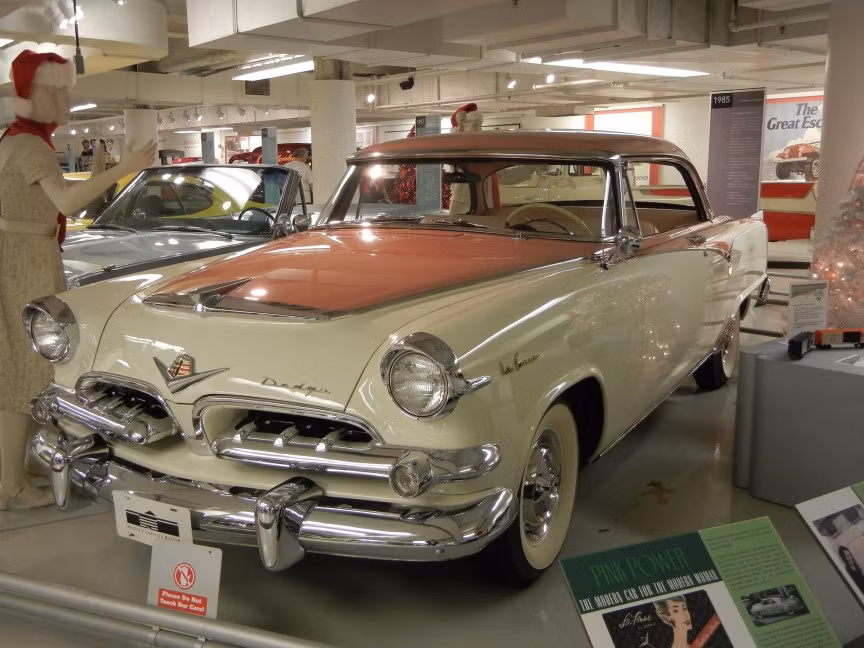 Dodge La Femme 1955: Vào những năm 1950 khi phụ nữ bắt đầu nhận thức được giá trị và quyền lợi của mình, họ có xu hướng không muốn sử dụng những mẫu xe thô kệch và cứng nhắc của đàn ông. Dodge hiểu được điều này và cho ra đời mẫu xe Dodge La Femme với sơn màu hồng đào và trắng ngọc trai. Không những thế, nội thất bên trong xe hoàn toàn nữ tính với các ghế ngồi màu hồng. Tuy nhiên vẻ ngoài sến sẩm và động cơ không mấy mạnh mẽ đã khiến cả năm đó, chỉ có 2 chiếc La Femme được bán.