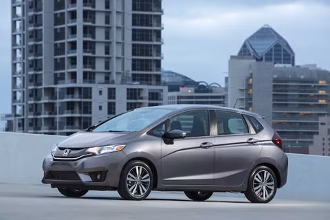 Honda Fit: Điểm quan trọng khiến phiên bản này vượt cả đối thủ Civic chính là hệ thống camera Lanewatch dành cho hành khách. Dĩ nhiên, bạn vẫn có thể sở hữu màn hình LCD, hệ thống giải trí cùng camera quan sát phía sau- thiết bị vô cùng hữu hiệu khi quay đầu xe.