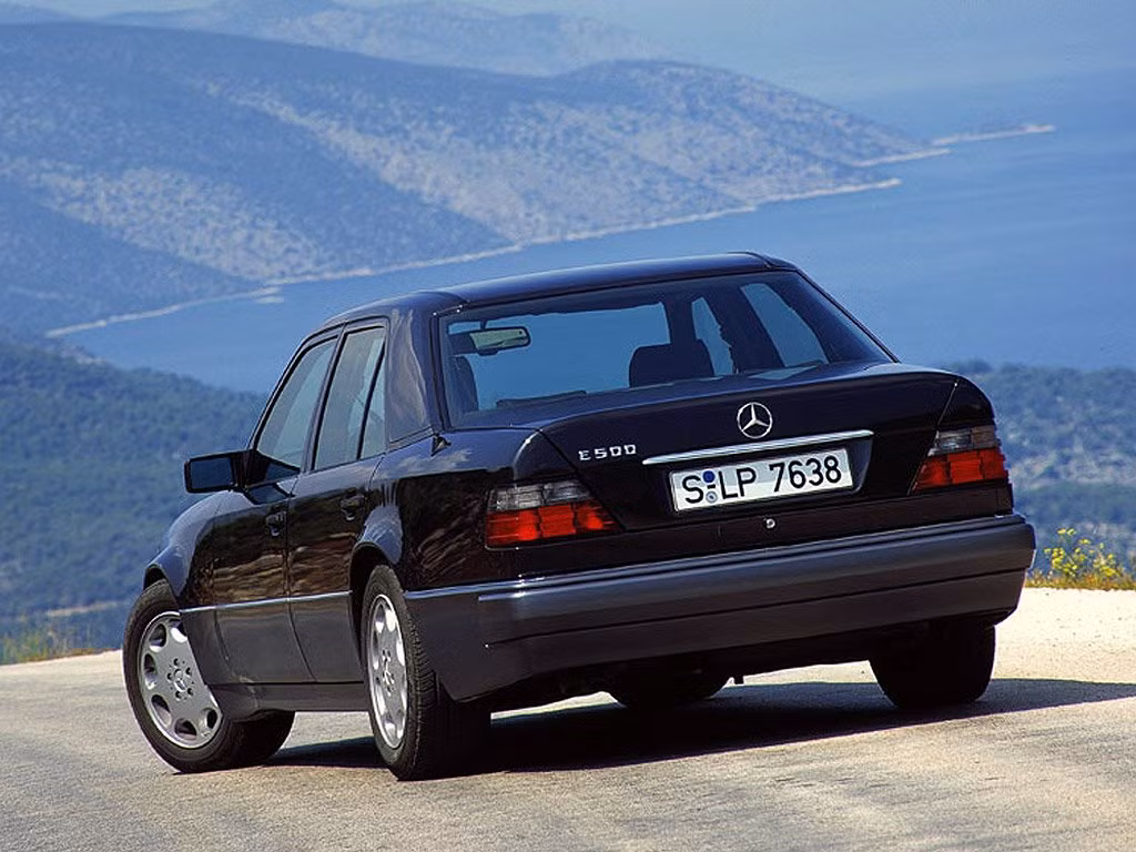 Mercedes-Benz W124 E-Class: Đây không phải là mẫu xe thể thao nhất hay sang trọng nhất của Mercedes. Tuy nhiên doanh số 2,5 triệu chiếc được bán ra trên toàn cầu trong vòng 11 năm (1985-1996) đã chứng minh sức hút đặc biệt của dòng xe này.