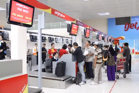 Làm thủ tục check in ở VietJetAir. Ảnh: Báo Giao thông vận tải.