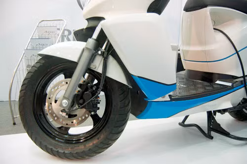 Chiếc xe máy điện này được trang bị hệ thống phanh đĩa trước...