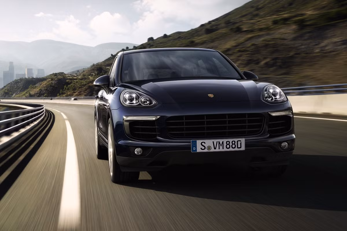 Cayenne 2015 sở hữu kích thước tổng thể dài x rộng x cao tương ứng 4.885 x 1.939 x 1.705 (mm), chiều dài cơ sở của xe đạt 2.895 mm. Với kích thước và giá bán, mẫu SUV thể thao này có thể được xếp vào nhóm các đối thủ cạnh tranh như Infiniti QX70, BMW X6, Range Rover Sport...