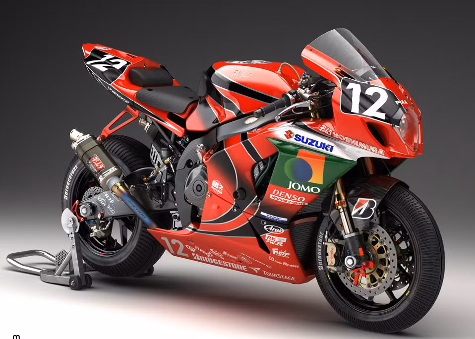 Suzuki GSX-R1000 Yoshimura K9 ra đời nhận được rất nhiều lời khen ngợi của giới mộ xe. Bởi lẽ, người ta hiếm thấy một chiếc xe phân khối lớn nào lại có vẻ đẹp hoàn mỹ đến từng centimet như vậy.