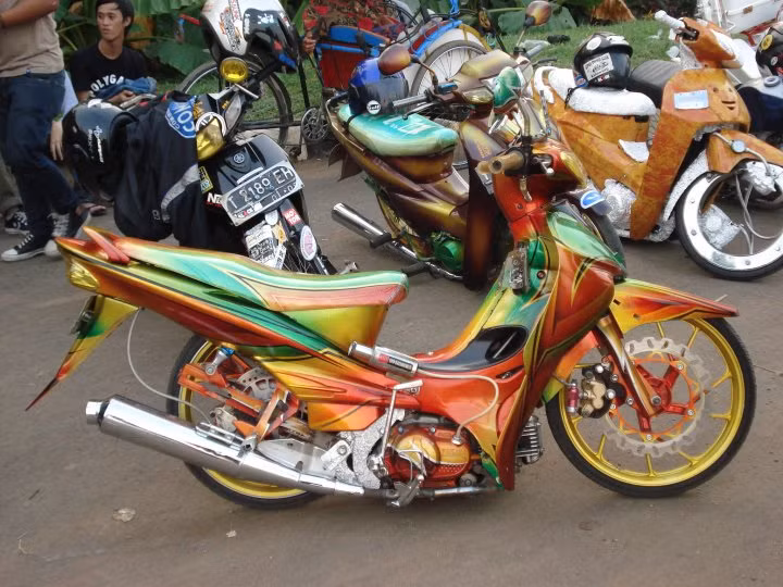 Một chiếc Yamaha Jupiter độ đáng để chiêm ngưỡng. Xe dường như được hạ thấp xuống và pô được độ lại.