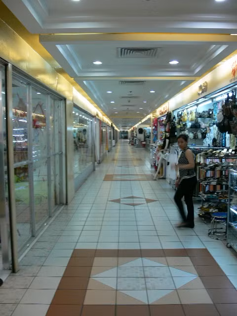 Phía trong của toàn khu Thuận Kiều thấy rõ trên trần nhà xây vô tình tạo nên những đà ngang khá lớn đè xuống toàn bộ dãy cửa hàng. Đây cũng là một trong những nguyên nhân theo nhiều người gây nên sự ế ẩm của những cửa hàng buôn bán trong tòa nhà này.