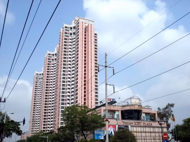 Đây là công trình do Công ty Xây dựng Thương mại Sài Gòn 5 (hiện nay là Tổng công ty Địa ốc Sài Gòn – Resco) và Công ty Kings Harmony Intl Ltd., thông qua hình thức Hợp đồng hợp tác kinh doanh. Đây là tổ hợp khu căn hộ, trung tâm thương mại và giải trí với tổng diện tích 100.000 m2.