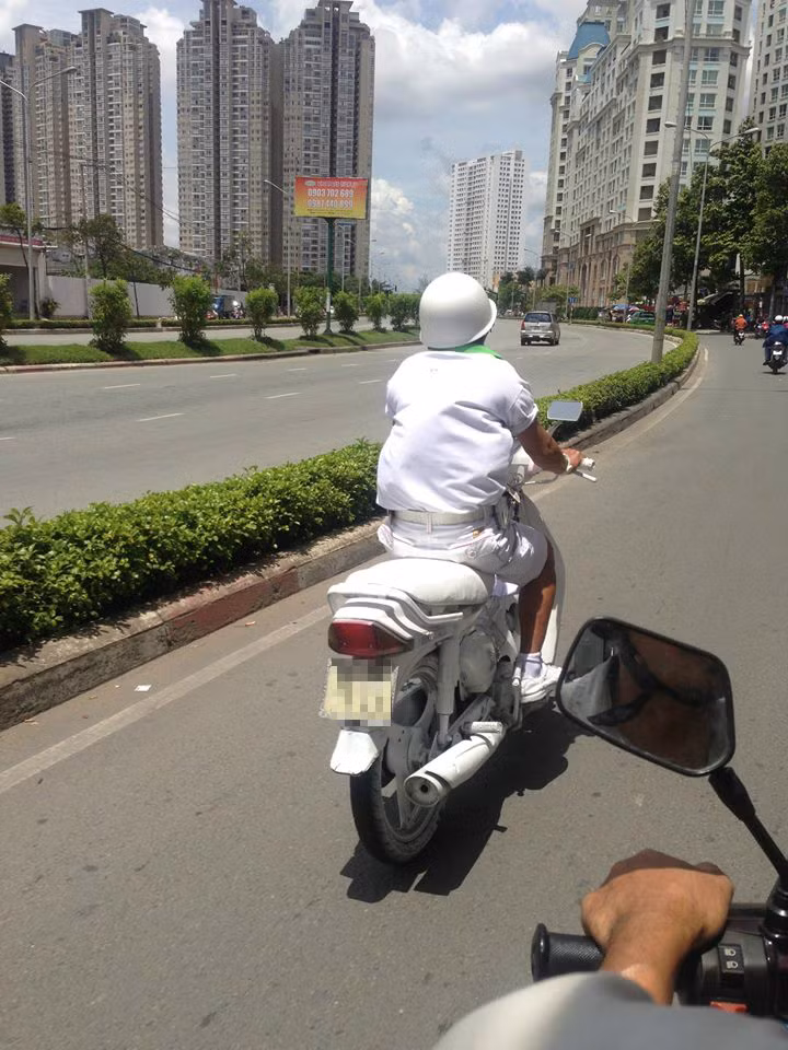 "Bạch công tử" cùng chiếc Dream trắng tinh khôi thu hút sự chú ý của người đi đường.