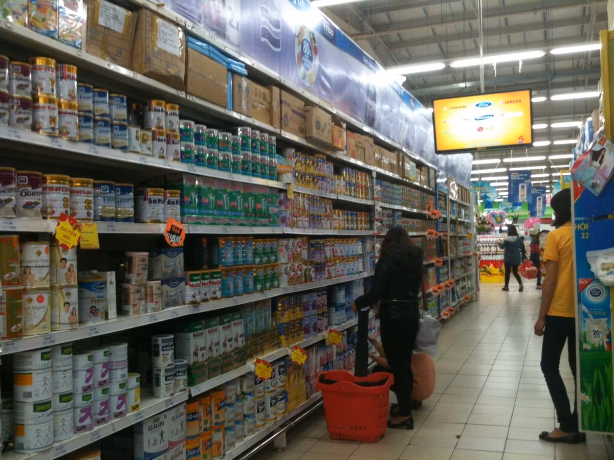 Giá sữa tăng khiến người tiêu dùng phải cân nhắc khi lựa chọn. Ảnh: Hải Sơn.