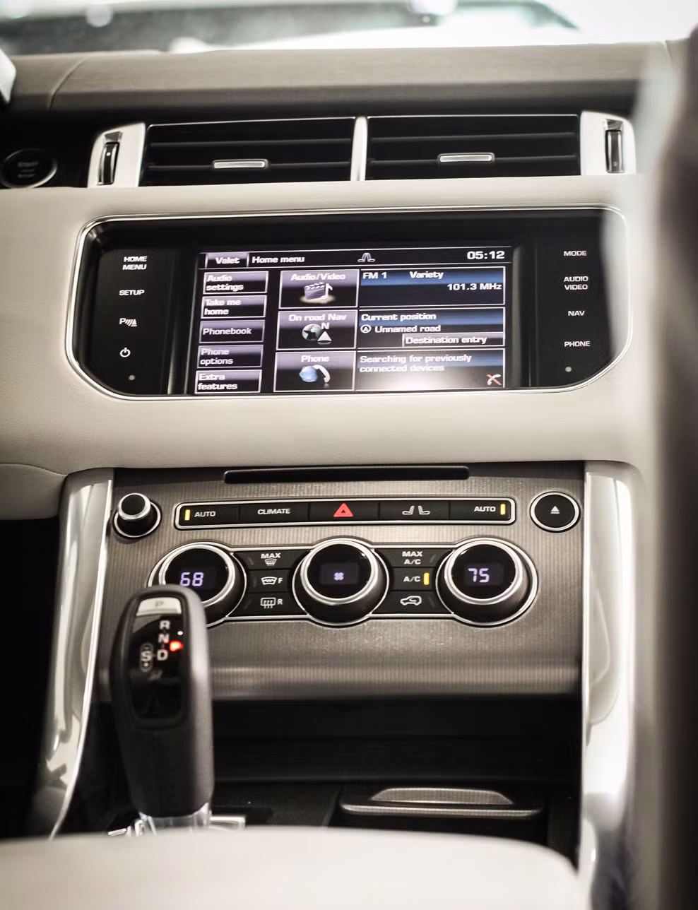 Ngoài những trang bị tiện nghi giải trí cao cấp hiện đại, Range Rover Sport mới được cải thiện về khả năng kết nối cho phép người lái kiểm tra tình trạng của xe thông qua ứng dụng cài đặt trên điện thoại smartphone.