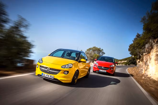 Opel Adam khoe nụ cười và "hàm răng trắng".