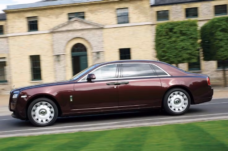 Rolls-Royce Ghost EWB giá 18,999 tỷ đồng. Đây là phiên bản trục cơ sở dài của Ghost tiêu chuẩn. Xe vẫn được trang bị động cơ V12 dung tích 6.6L công suất cực đại 563 mã lực, tốc độ tối đa 250 km/h. Mức tiêu hao nhiên liệu 14,1L/100km. Xe sở hữu kích thước 5.569 x 1.987 x 1.550 (mm).