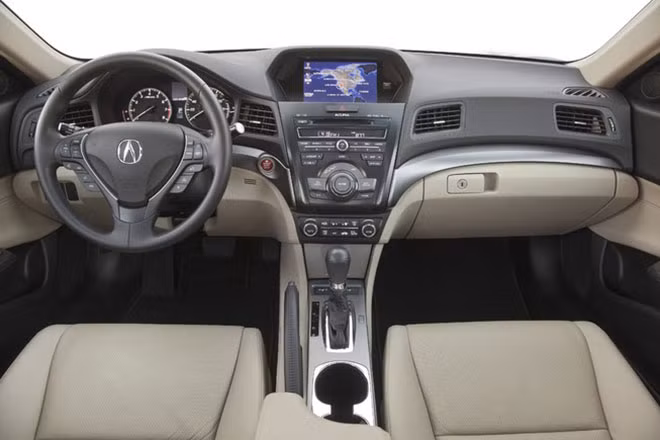 Trang bị an toàn trên xe cũng rất ấn tượng với hệ thống Audi Pre Sense giúp cảnh báo sớm tình huống khẩn cấp và nguy cơ va chạm, hệ thống hỗ trợ cảnh báo chệch làn đường, hệ thống Cruise Control với chế độ Stop and Go...
