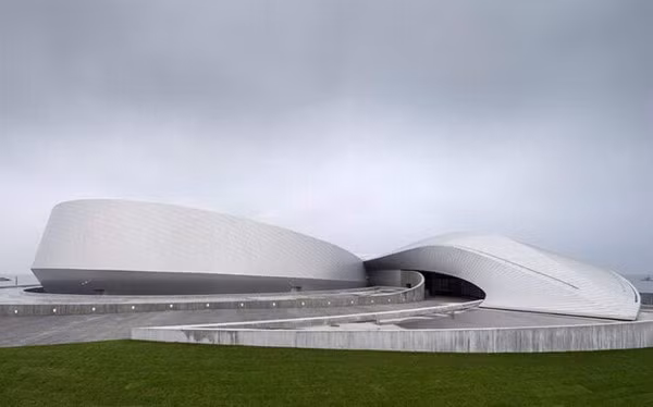 Aquarium Blue Planet: Với kiến trúc hình xoắn ốc rất độc đáo, công viên hải dương ở Copenhagen, Đan Mạch là một trong những công trình lớn nhất thế giới trong hạng mục này. Nó được thiết kế bởi công ty kiến trúc 3XN và nằm rất gần sân bay quốc tế Copenhagen Airport, thậm chí du khách có thể đi bộ đến đây.