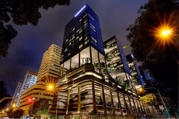 Hotel Parkroyal: Parkroyal là một khách sạn mang đậm chất Singapore, được thiết kế bởi WOHA Architects. Các kiến trúc sư đã chủ định tạo ra một công trình có không gian thông thoáng và đặc biệt là rất nhiều cây xanh. Qua đó đem lại cho du khách cảm giác như họ đang ở giữa một khu vườn xanh mát.