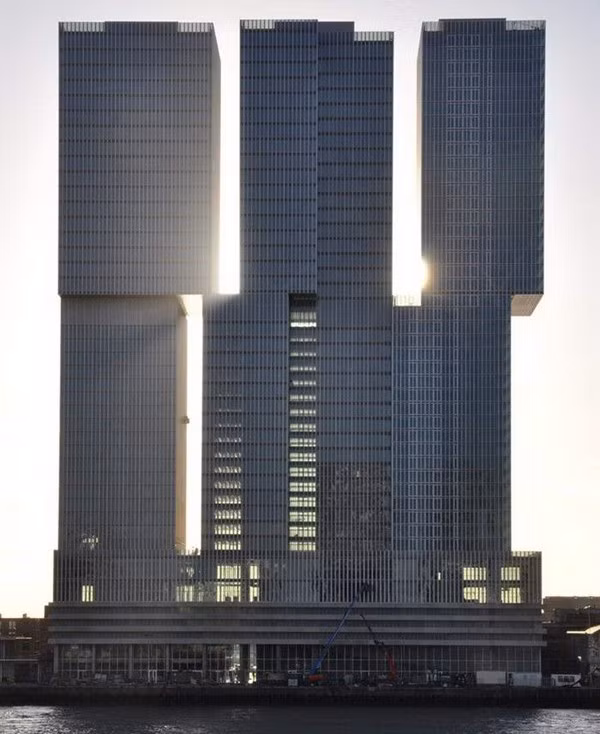De Rotterdam: Một trong những kiến trúc sư nổi tiếng nhất của Hà Lan là Rem Koolhaas đã hoàn thành công trình này - tòa nhà lớn nhất đất nước và cũng thuộc nhóm lớn nhất châu Âu. Nó như một thành phố độc lập gồm ba tòa tháp khổng lồ với đầy đủ các tiện ích hỗn hợp, như khu căn hộ, văn phòng, khách sạn, nhà hàng, quán cà phê, trung tâm hội nghị...