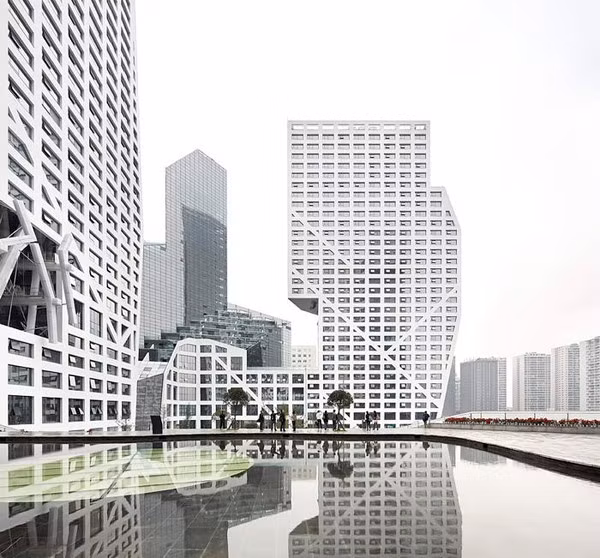 Sliced Porosity Block: Được thiết kế bởi Steven Holl Architects, công trình này gồm 5 tòa tháp bố trí xung quanh một quảng trường ở Thành Đô, Trung Quốc. Theo đó, tông màu trắng nổi bật và những lát cắt đầy ngẫu hứng là những điểm nhấn dễ nhận thấy của tòa nhà. Nó cũng được cho là có khả năng trụ vững trước những trận động đất lớn, nhờ bộ khung bê tông rất chắc chắn.