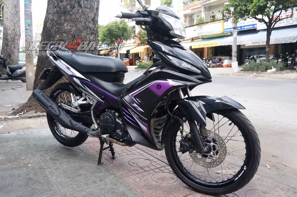 Mẫu xe đang thống trị thị trường xe côn tay nhỏ hiện nay - Exciter thần thánh với vô số dàn tem độc lạ.
