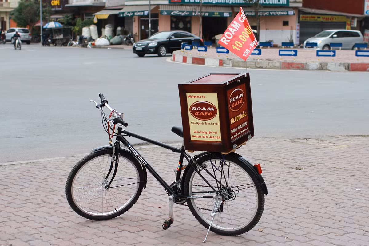 Anh Dũng đang chuẩn bị phương tiện "hành nghề" cho nhân viên.