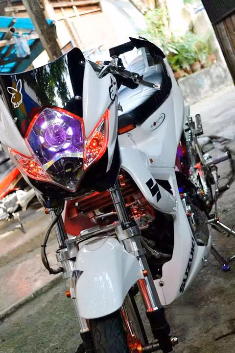 Xe cũng được trang bị khá nhiều đồ chơi như: vỏ phuộc Trusty, cùm phuộc và tay thắng Racing Boy, đầu đèn chế gương cầu ấn tượng với DE tím.