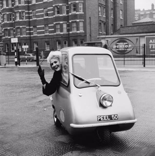 Peel P50 giá 4.420 USD. Năm 1962, Peel Engineering trình làng P50 chiếc xe ba bánh nhỏ gọn với chiều dài 1.372 mm. Đây có thể coi là chiếc xe ô tô dùng trong thành phố tuyệt vời nhất thế giới bởi sự nhỏ gọn đến khó tin. Kích cỡ đặc biệt của Peel P50 cho phép nó có thể quay đầu nhanh chóng trong không gian hẹp hoặc trong tình huống gấp.