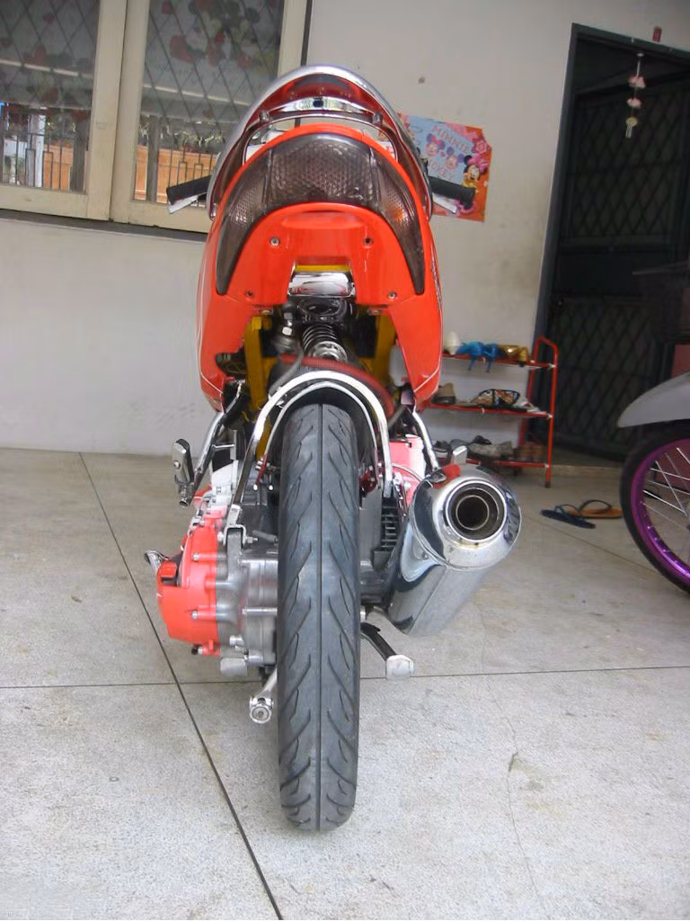 Theo đánh giá của nhiều tín đồ mê xe, Honda Click 110 là một trong những chiếc xe linh hoạt và dễ điều khiển nhất trên đường phố đông đúc, nhất là những lúc kẹt xe.