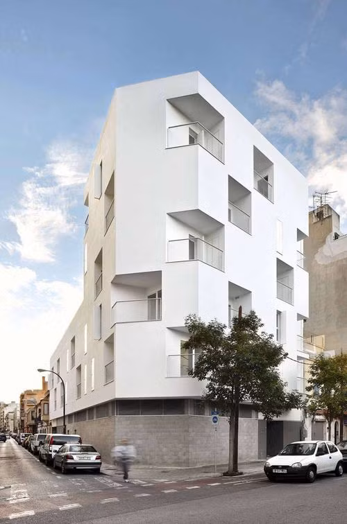 Nhà ở xã hội tại Palma do hãng Estudio de Arquitectura thiết kế là công trình có kiến trúc sang trọng. Những khối hình được xếp chồng lên nhau một cách có chủ ý với màu trắng chủ đạo tạo cảm giác nhẹ nhàng, thư thái. Theo ý kiến của các chuyên gia, đây là công trình tiêu biểu trong thiết kế sáng tạo về nhà ở xã hội, tạo nên trào lưu tốt cho các dự án nhà ở xã hội sau này.