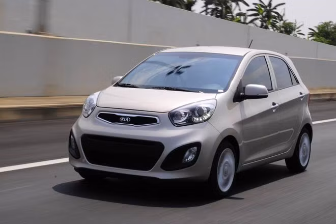 Bất chấp sức ép cạnh tranh từ đối thủ Hyundai Grand i10, Kia Morning vẫn là vua xe nhỏ với doanh số 310 xe trong tháng 8. Những chiêu làm mới và kích cầu của nhà sản xuất Thaco Trường Hải hứa hẹn sẽ giúp Morning đẩy mạnh lượng xe bán ra trong những tháng cuối năm.