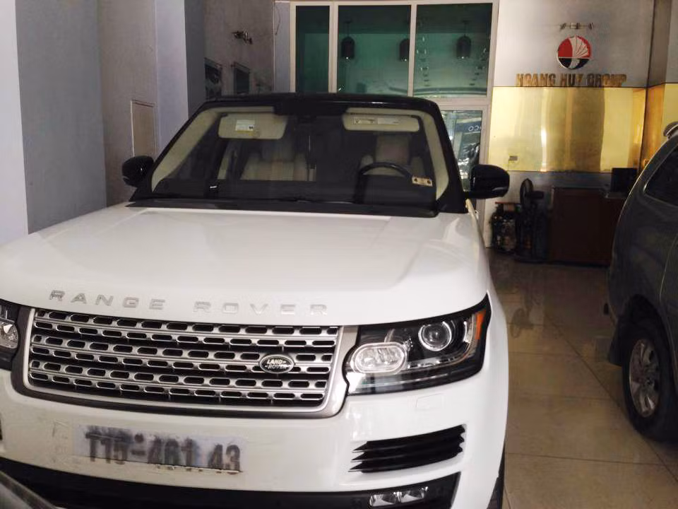 Những hình ảnh về chiếc Land Rover Range Rover LWB (trục cơ sở dài) đầu tiên tại Việt Nam vừa được chia sẻ trên mạng xã hội Facebook. Những hình ảnh chia sẻ cho thấy, chiếc Range Rover này được sơn màu trắng thanh lịch với nội thất bọc da sang trọng. Ảnh: Facebook Gia Binh.
