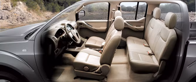 Nissan Navara có các tùy chọn động cơ xăng 2.5L DOHC 4 xi-lanh, công suất 161 mã lực và mô-men xoắn 403 Nm. Bản động cơ diesel 2,5 lít DOHC 4 xi-lanh, turbin tăng áp, công suất 188 mã lực và mô-men xoắn 450 Nm. Hộp số tùy chọn 6 cấp số sàn hoặc 7 cấp tự động. Giá bán tương ứng của các mẫu xe từ 686 - 769 triệu đồng.