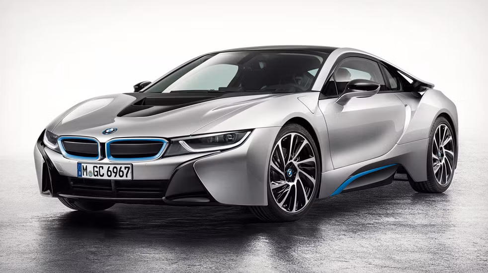 BMW i8 2015 là mẫu xe thể thao hybrid cao cấp. Có thể nói, BMW đã tạo ra một phân khúc, một xu thế hoàn toàn mới với mẫu xe đình đám này.