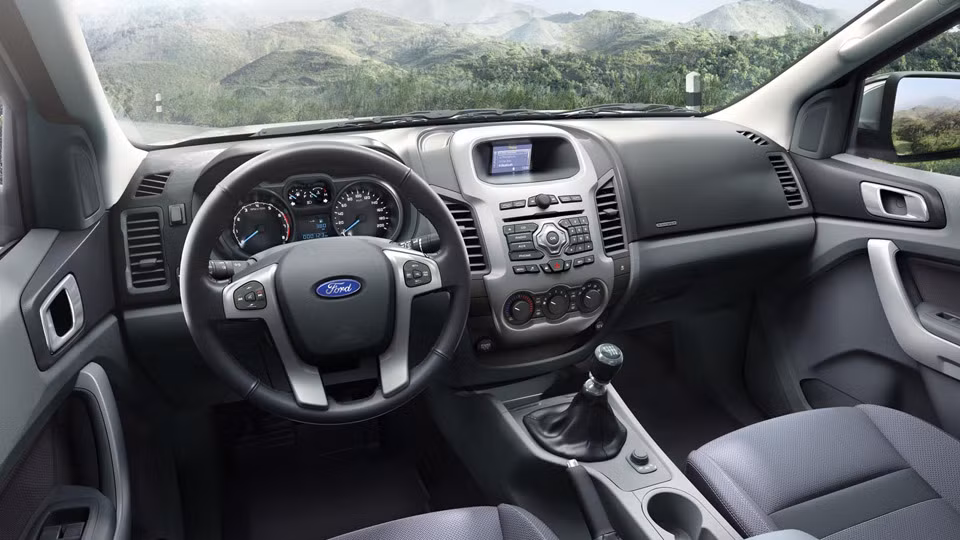 Ford Ranger sở hữu động cơ dung tích 2,2 lít máy dầu TPCi, trục cam kép, làm mát bằng khí nạp, cho công suất tối đa 148 mã lực trên các phiên bản XLS 4x2 AT, XLT 4x4 MT và Wildtrak 4x2 AT. Các phiên bản được trang bị hộp số sàn 6 cấp hoặc số tự động 6 cấp với giá bán từ 595 - 804 triệu đồng tại Việt Nam.