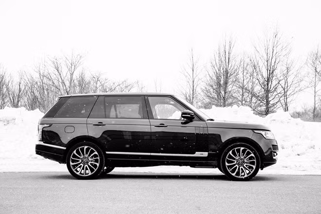 Land Rover Range Rover Autobiography Black 2014 giá bán 184.105 USD. Giống mẫu Sport Supercharged Autobiography, đây cũng là bản sản xuất giới hạn của mẫu xe bán tốt nhất của Range Rover. Xe sử dụng động cơ V8 dung tích 5 lít cho công suất 153 mã lực.