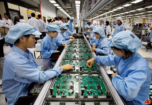 Thông tư cũng yêu cầu các phương án sản xuất kinh doanh, dự án đầu tư sử dụng vốn vay nước ngoài phải được cấp có thẩm quyền phê duyệt theo quy định có liên quan của pháp luật Việt Nam và phù hợp với phạm vi giấy phép thành lập, giấy chứng nhận đăng ký doanh nghiệp, giấy chứng nhận đăng ký kinh doanh, giấy chứng nhận đầu tư... của bên đi vay hoặc của doanh nghiệp mà bên đi vay tham gia góp vốn đầu tư trực tiếp. Thông tư có hiệu lực thi hành từ ngày 15/5/2014.